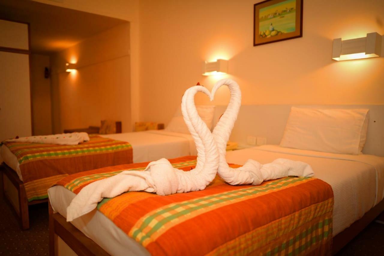 Cleopatra Hotel Aswan Bagian luar foto